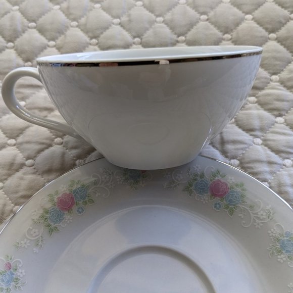 Vintage Mismatched Tea Set for the Next Tea Party - 3 pieces - small flaws - Picture 10 of 11